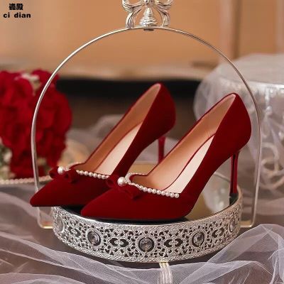 รองเท้าส้นสูงสีแดงชุดแต่งงานชุดแต่งงานสวมคู่ฤดูใบไม้ผลิและฤดูใบไม้ร่วง 2023 รองเท้าเจ้าสาวรองเท้าส้นเข็มเพิร์ลผู้หญิง EWJX