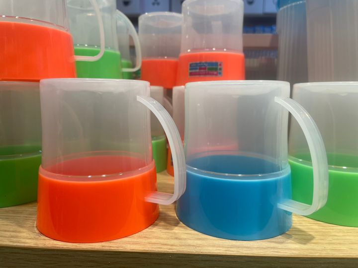 แก้วน้ำพลาสติกมีหูจับ2สีในใบเดียวแบบคละสี