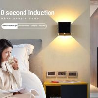 โคมไฟติดผนัง LED ที่ทันสมัยโคมไฟติดผนังแบบชาร์จไฟในร่มพร้อม Motion Sensor โคมไฟข้างเตียงนอร์ดิกตกแต่งห้องนั่งเล่นโคมไฟติดผนัง