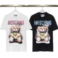 ๑☑♘ ใหม่ เสื้อยืดคอกลม แขนสั้น ผ้าฝ้าย พิมพ์ลาย MOSCHINO ขนาดใหญ่ สําหรับคู่รัก