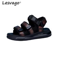 Lesvago รองเท้าแตะแฟชั่นผู้ชายหนังใหม่สวมใส่สบายรองเท้าแตะชายหาดพื้นนุ่มรองเท้าแตะของผู้ชายรองเท้าลำลองส้นแบนรองเท้าบุรุษ