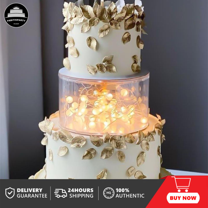 Gold separator rows on square wedding cake #separator #square #wedding cake  decorating ideas… | Bolo de casamento criativo, Casamento, Idéias de bolo  de casamento
