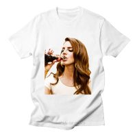 U169【พร้อมส่ง】เสื้อยืดลําลอง แขนสั้น พิมพ์ลายตัวอักษร Lana Del Rey สีขาว แฟชั่นฤดูร้อน สําหรับผู้ชาย ผู้หญิง พลัสไซซ์S-5XL