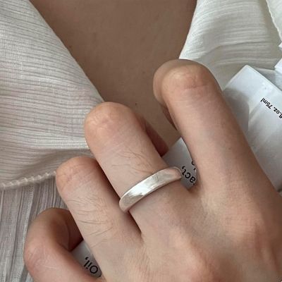 แหวน925เงินสเตอร์ลิงวงแหวนฐานผู้หญิงแหวนตัวตลกแบบหดได้ลายฝ้าแบบสายสีดำแฟชั่นตามบุคลิก