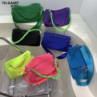 2023 new tide mei red oblique satchel female niche design feeling underarm bag sweet cool joker one shoulder commuter