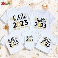 Hello 2023เสื้อครอบครัวจับคู่สุขสันต์วันปีใหม่ครอบครัว Baju Pesta Matching Outfits เสื้อ Tee เสื้อเด็ก Familien ชุด