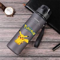 [Hot K] ถ้วยใส่น้ำพกพาการ์ตูน Pikachu กระบอกน้ำโปเกมอนพลาสติกแนวสปอร์ตกระบอกน้ำกลางแจ้งลายโปเกมอน400มล. 560มล.