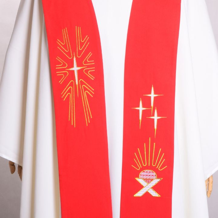 เสื้อคลุมนักบวชแบบเย็บปักลายแบบคาทอลิกสำหรับพิธีสวดในโบสถ์