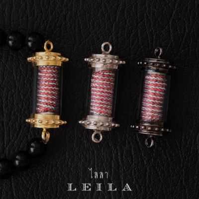 Leila Amulets รวยดีทวีคูณ รุ่น รวยดีเงินไหลกอง ด้ายแดงเงิน (พร้อมกำไลหินฟรีตามรูป)