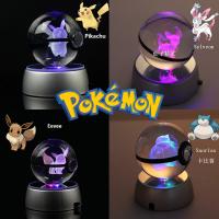 โมเดลโปเกมอน3D ลูกบอลคริสตัล Pikachu คริสตัลแกะสลักโปเกมอนพร้อมฐานไฟ Led Kids Toys อะนิเมะของขวัญ