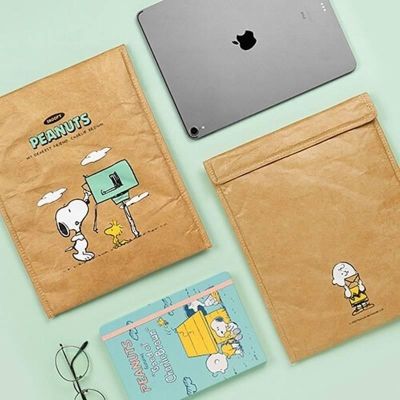 กระเป๋าไอแพด Snoopy Peanuts สำหรับใส่ Tablet ใส่เอกสาร วัสดุด้านนอกเป็นกระดาษ kraft เย็บขอบ กันน้ำได้ ด้านในมีวัสดุกันกระแทก ขนาด 34×27.5 cm