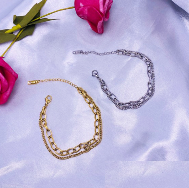 Đừng bỏ qua cặp lắc tay vàng nữ tinh tế này! Với thiết kế độc đáo và chất liệu vàng 18k cao cấp, đây là món quà tuyệt vời để tôn vinh nét đẹp và phong cách của người phụ nữ hiện đại.
