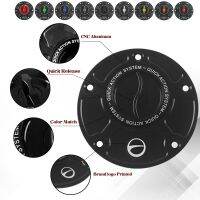 ▼ อุปกรณ์เสริมมอเตอร์ไซค์ฝาครอบอลูมิเนียม CNC ที่ฝาถังน้ำมันเชื้อเพลิงแบบปลดได้เร็วไร้กุญแจสำหรับรถดูคาติ848 1198มอนสเตอร์1200 1000