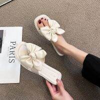 [Flying shoes]ปิดนิ้วเท้าฤดูร้อนสุดหรูสำหรับผู้หญิงมีโบว์ผูกรองเท้าแตะสตรีรองเท้าแตะกลางแจ้งแบบเกาหลีส้นแบนเด็กผู้หญิง2022 Zapatos ใหม่