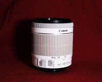 Canon EF-S 18-55mm f3.5-5.6 IS STM White Lens, ถ่ายวิดีโอด้วยเทคโนโลยีมอเตอร์ STM และ Movie Servo AF ช่วยลดการสั่นของกล้อง 28.8-88 มม. เคลือบซุปเปอร์สเปกตรัม STM สเต็ปปิ้ง AF มอเตอร์ ระบบป้องกันภาพสั่นไหวแบบออปติคัล ม่านรูรับแสง 7 ใเบลด