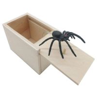 【LZ】┅☑❂  Caixa de pegadinha com aranhas falsas caixa surpresa de madeira artesanal divertida e prática artesanal