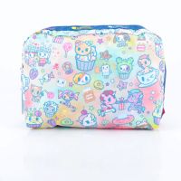 LeSportsac 2022รุ่นใหม่ Tokidoki แบรนด์ร่วมกระเป๋าเครื่องสำอางกระเป๋าเก็บพิมพ์ลาย7121ขนาดใหญ่