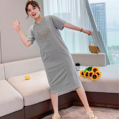 Q47(จัดส่งโดยKerry)เดรสยาวเสื้อยืดแฟชั่นผู้หญิงสไตล์เกาหลี คอกลมแขนสั้น เนื้อผ้ายืดหยุ่นดี กระโปรงเสื้อยืดทรงสวย แนวหวานสดวัยรุ่นน่ารั