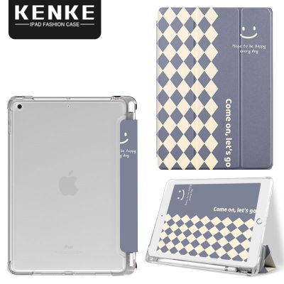 KENKE iPad กรณีการ์ตูนน่ารัก Checkered ยิ้มโปร่งใสซิลิโคนนุ่ม iPad สำหรับ iPad 2020 Air4 Pro 11 12.9 2020 2021 Mini 6 Mini 5 iPad 7th 8th 9th Generation iPad 5th 6th 2017 2018 Pro 10.5 Air 3กรณีพร้อมที่ใส่ดินสอเคสกันตก