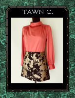 TAWN C. - Evening Sun Reagan Blouse เสื้อผ้าซาตินคอตั้งแนววินเทจ