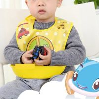 1Pcs Newborn Baby Bibs Waterproof Baby Aprons Bib Infant Saliva Towels Cute Baby Cartoon Bib EVA Plastic Bib Baby Scarf Aprons