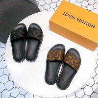 [ราคาถูกสุดๆ] LV Unisex รองเท้าแตะแฟชั่นลำลองสำหรับบุรุษรองเท้าแตะเดียวกันในช่วงฤดูร้อนบ้านรองเท้ากลางแจ้งระบายอากาศ