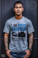 เสื้อยืดคอกลมวินเทจ สกรีนลาย I AM PHOTOGRAPHER Vintage  ผ้า Tk สวมใส่สบาย ไม่หด ไม่ยืด ไม่ย้วย ( รหัสสินค้า TK6 )