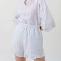 SUUBE Official Ruffle shorts - Blue stripe กางเกงขาสั้น(เฉพาะกางเกง) เอวยืด ผ้าลินินแท้ ดีเทลระบายชายกางเกง มีซับในและกระเป๋าข้าง