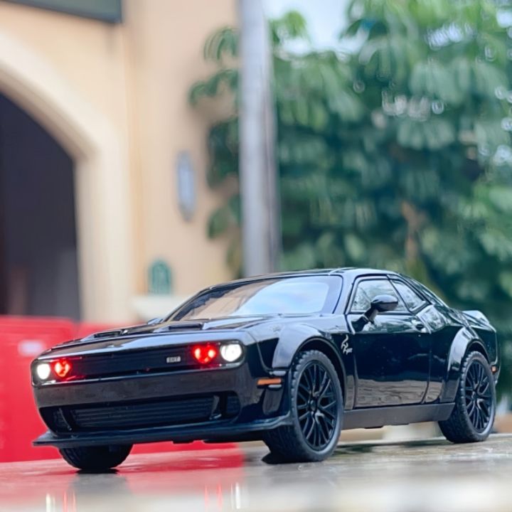 1:32 Dodge Challenger SRT Alloy Sports Car Model Diecast & Toy Metal Muscle  Car Model Simulation Sound and Light Childrens Gifts