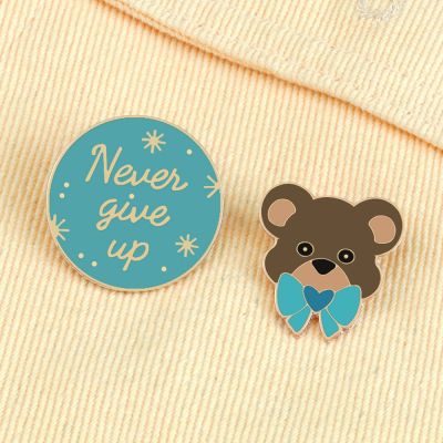 New Elegant Tie Bear Enamel Pin NEVER GIVE UP Round Shape Brooches Women Men Jeans Coat Lapel Pin Badges Jewelry Gift for Friend