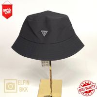 Dlz แท้  รุ่นเกาหลี  Guess Nylon Bucket Hat หมวกบักเก็ต เกสส์ ผ้าไนลอน สีดำ/สีเบจ หมวกแฟชั่นผูหญิง หมวกน่ารักๆ