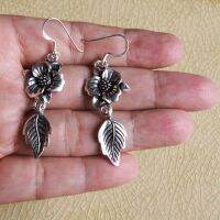 Thai design earrings flower sterling silver สวยเด่น สดุดตา ดอกไม้ น่ารักทำจากมึอลวดลายไทยตำหูเงินสเตอรลิงซิลเวอร ขาว สวยของฝากที่มีคุณค่าดี