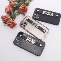 {L electronic shell} กำหนดชื่อของคุณเอง Electroplate Square Frame IPhone14 14ProMax 14Plus 13Promax ส่วนบุคคล Holding Strap Metal Letter Phone Cover