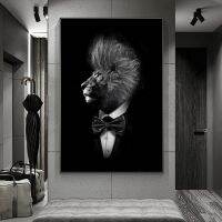 Nordic Lions In Suit Canvas Art โปสเตอร์และภาพพิมพ์-สัตว์นามธรรมภาพวาดผ้าใบ-การตกแต่งผนังที่สมบูรณ์แบบสำหรับทุกห้อง