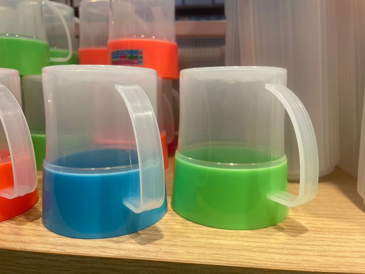แก้วน้ำพลาสติกมีหูจับ2สีในใบเดียวแบบคละสี