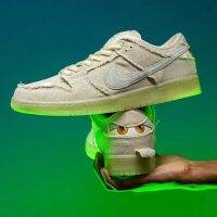 Mieshi Dunk SB ของแท้สีเบจ,สีเบจแท้ฮาโลวีนฉีกเพลงมัมมี่ส่องสว่างสำหรับผู้ชายและผู้หญิงรองเท้าสไตล์เดียวกัน