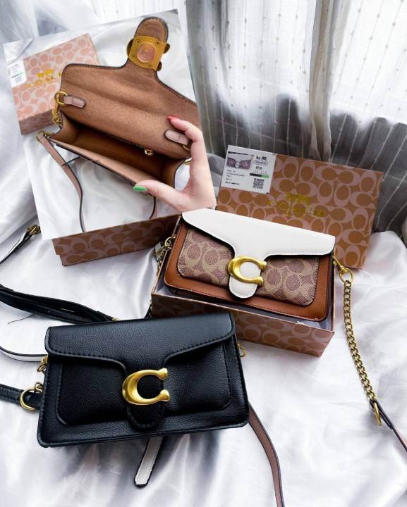 กระเป๋าแฟชั่น-crossbody-new-collectionกระเป๋ารุ่นใหม่วัสดุหนังpuเดรดดี-แต่งด้วยโลโก้อะไหล่ทองคือเริ่ดกระเป๋าสะพายข้างรูปแบบทันสมัย