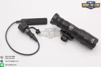 ไฟฉายติดปืน ยี่ห้อ Surefire รุ่น M300  ● ขนาด : กว้าง 31mm. ยาว 101mm. ● น้ำหนัก : 79 กรัม  ● คุณสมบัติ : 1. ทนแรงรีคอยได้ดีเยี่ยม 2. ระดับความสว่าง 400 Lumen 3. มาตรฐานกันน้ำระดับ IP7 (กันน้ำลึก1เมตร นาน30นาที) 4. มาพร้อมหางหนูในชุด  ● ใช้ถ่านขนาดCR123Aจ