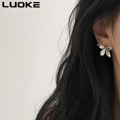 Luoke ต่างหูเงินเข็มสามมิติไม่สมมาตรสำหรับผู้หญิงต่างหูแฟชั่นต่างหูกลีบดอกไม้โลหะที่หรูหราอ่อน