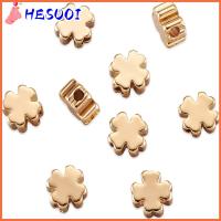 HESUOI 50Pcs 52.5มม. ลูกปัดคั่นใบโคลเวอร์สี่ใบ ทองเหลืองเบิ้ล ทองสีทอง ลูกปัดชาร์มโลหะลายดอกไม้เล็กๆ สีสดใสและน้ำหนักเบา ลูกปัดโคลเวอร์โลหะ สาวๆ