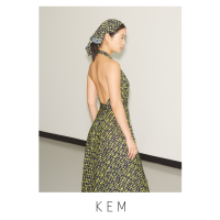 Kemissara Open Back Dress Yellow Yellow Navy Print Stretched fabric เดรสคอวีหน้าเปิดหลัง เดรสลายปริ้นท์สีเหลืองนํ้าเงิน ผ้าพริ้วบางสบาย เดรสปล่อยสบายมีสายคาดเอว