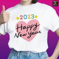 ราคาถูกเสื้อยืดผ้าฝ้าย 2023 เสื้อปีใหม่ (ลาย HAPPY NEW YEAR2023 หัวใจชมพู) ผ้าไมโคร ใส่สบาย พร้อมส่งS-5XL