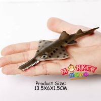 Monkey Toys - โมเดลสัตว์ Sawfish ปลาฉนาก เทาดำจุด ขนาด 13.50 CM (จากหาดใหญ่)