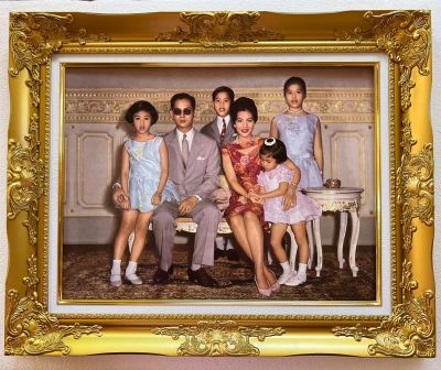 กรอบรูปหลุยส์ภาพครอบครัวในรัชกาลที่ 9 กรอบรูปขนาด 21x26 นิ้ว ภาพมงคล เสริมฮวงจุ้ย ตกแต่งบ้าน ของขวัญ ของที่ระลึก