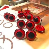 4 pcs 18m doll eye ตา ตาตุ๊กตา ตาแก้ว ประกาย สีแดง ตาพญานาค เหมือนจริง แบบ ก้านลวด ขนาด 18 มิล ใช้สำหรับ แปะ กาว เพื่อทำ ตาตุ๊กตา จำนวน 2 คู่ (4 ดวงตา) EY11052a