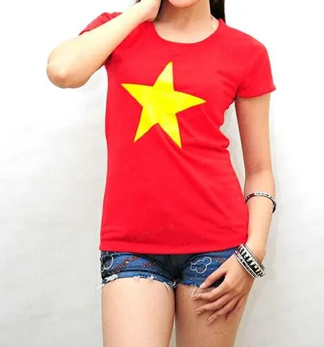 Áo thun Cỏ Đỏ Sao Vàng: Chiếc áo thun này không chỉ là một loại trang phục thời trang, mà còn là biểu tượng của tình yêu và lòng tự hào dành cho đất nước Việt Nam. Hãy mặc áo thun Cỏ Đỏ Sao Vàng và cùng nhau chia sẻ tình yêu đối với đất nước Việt Nam.