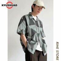 KYUSHUAD เสื้อแขนสั้นญี่ปุ่นแขนห้านาทีหลวมพิมพ์ลายสำหรับผู้ชายคนรักศิลปะใส่สบายฟรี