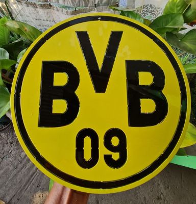 โลโก้ดอร์ทมุนท์ Dortmund ขนาดสเกล 30 * 30 เซนติเมตรเหล็กหนา 2 มมน้ำหนัก 1.5 กิโลกรัมเหล็กดัดเลเซอร์แบบแขวนติดผนังเส้นคมสวยสมจริงพ่นสี 2K สีพ่นรถยนต์ภายนอกสวยงามคงทนไม่รอดไม่รอดไม่เป็นสนิมติดตั้งได้ทั้งภายนอกภายในอาคารบ้านเรือนทนแดดทนฝน