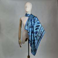 Guy Laroche ผ้าพันคอ Signature scarf ขนาด 100X100 cm นุ่มผ้า Satin ลื่นมือ อบอุ่นในหน้าหนาว เย็น สบายในหน้าร้อน ลาย ocean fern (GQ3YBU)