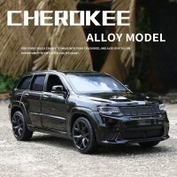 รถจี๊ป1:32 Grand Cherokee โมเดลรถโลหะผสมของเล่นโลหะจำลองการขับรถออฟโรดของเล่นทั้งเด็กและเสียงเบา